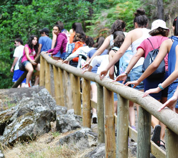 chicas y chicos haciendo senderismo con el colegio