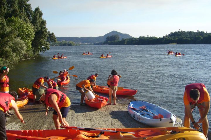 Grupo de personas en kayak, en un embarcadero del río miño