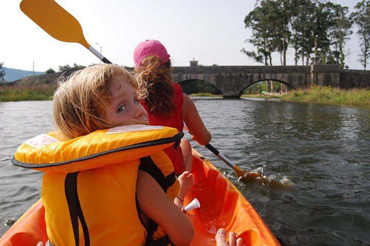 Niña en Kayak por el río Tamuxe