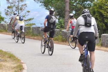 Grupo de personas en bicicleta de montaña