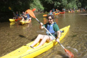 Grupo de personas en Kayak navegando por el Río Miño