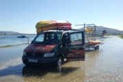 Furgoneta transportando kayaks en la desembocadura del Río Tamuxe