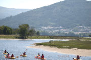 Grupo de palistas en Kayak por el Río Miño con el Monte Faro al fondo