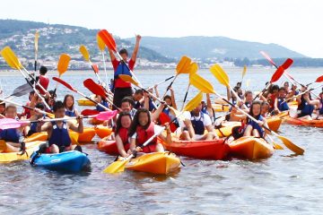 Grupo de Kayaks con escolares a bordo por el Río Miño