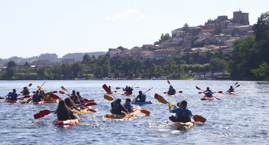 Alquiler de kayaks por el Río Miño con la Catedral de Tui al fondo