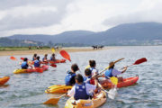 Grupo de escolares en Kayak navegando en por el Río Miño