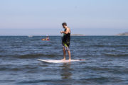 Chico practicando paddle surf