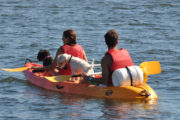 Kayak por el rio miño con perros y personas a bordo