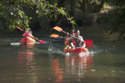 Pareja de kayaks por el Rio Tamuxe