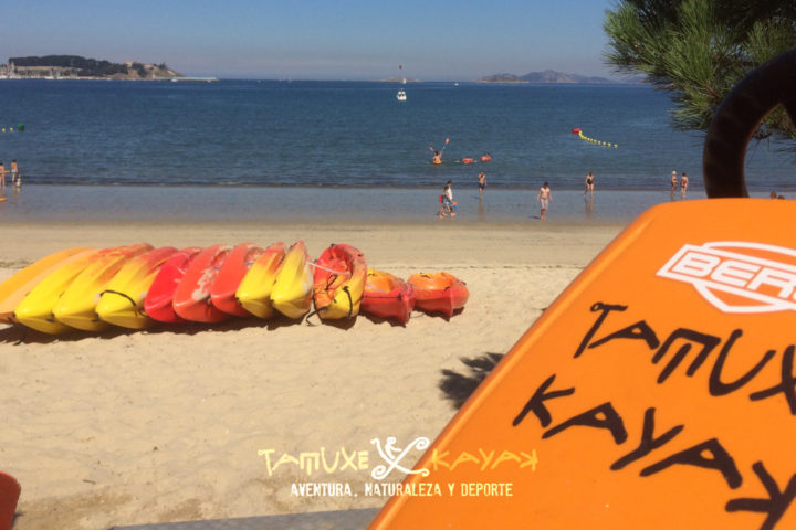 Kayaks en la arena de la playa de Ladeira