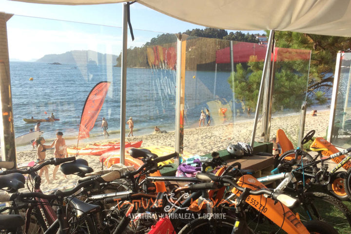 Karts a pedales y bicicletas en el punto de control de la playa de Ladeira