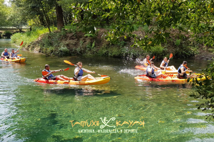 Kayaks por río de agua cristalina