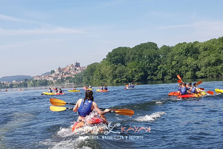 Grupo de kayaks haciendo una ruta en Caldelas