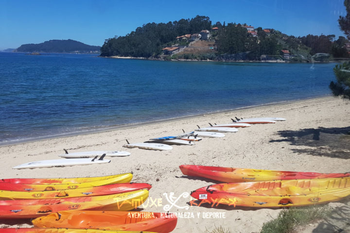 Kayaks sobre arena de playa de Baiona