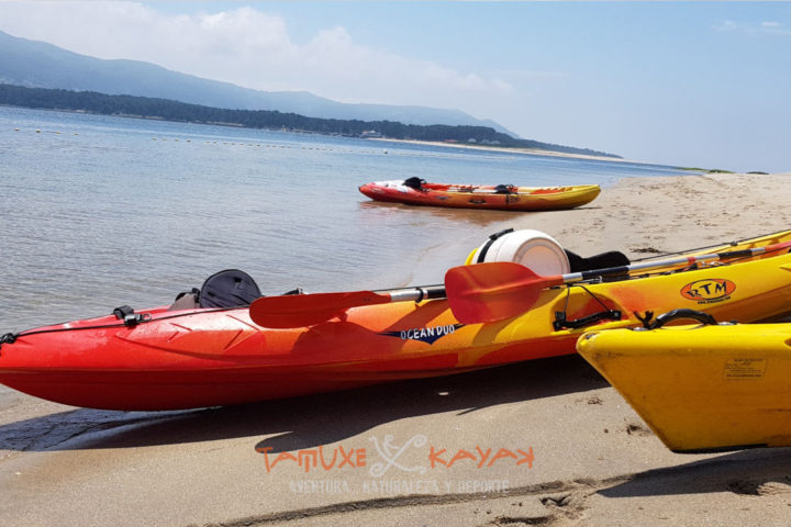 Kayaks a punto de emprender ruta río Miño a Tamuxe