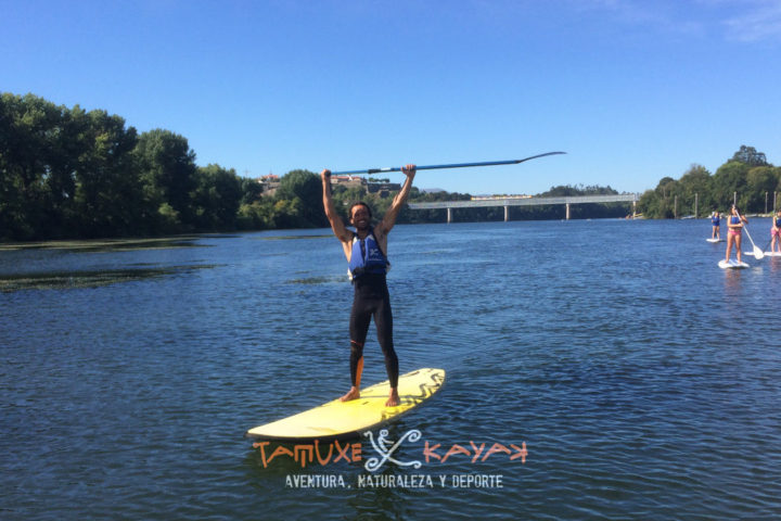 Monitor de paddle surf con un grupo de niños en el rio Miño