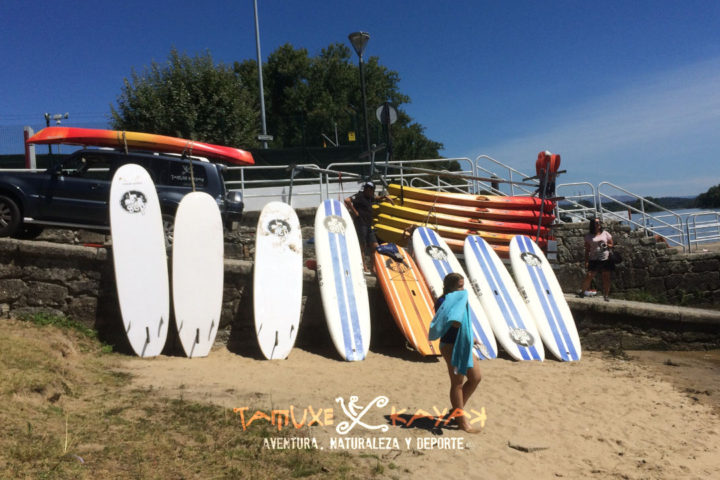 Kayaks y tablas de paddle surf en el embarcadero del club náutico de Tui