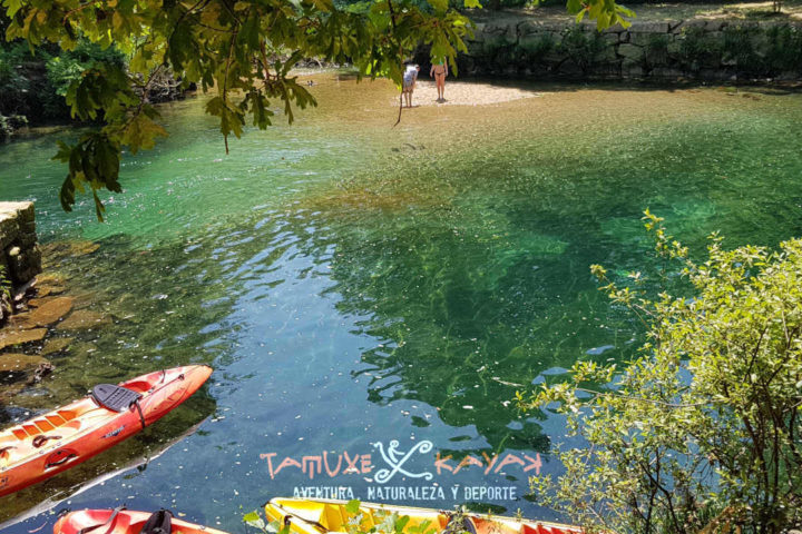 Kayaks sobre agua cristalina en río Tamuxe