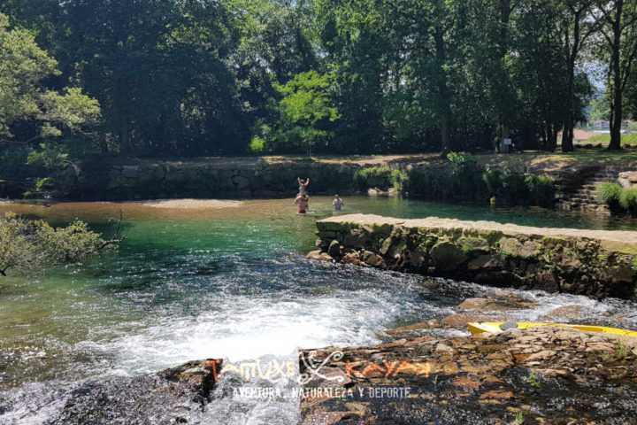 Padre con sus hijos en río Tamuxe